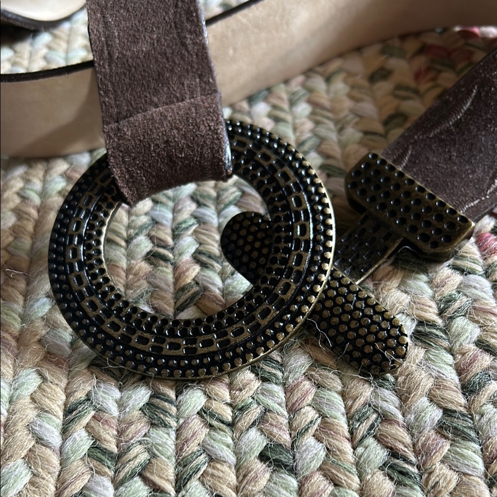 Brown suede belt with round buckle